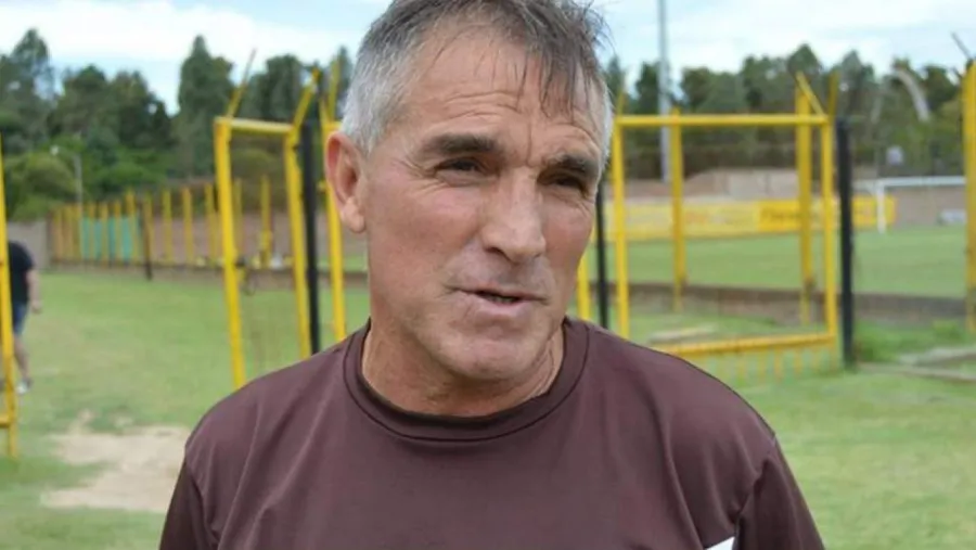 Con el entrerriano Alfaro, el plantel de River del 86 saludó al club por sus 119 años