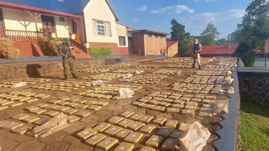 Prefectura dio un duro golpe al narcotráfico al secuestrar casi 2.300 kilos de marihuana. Prefectura dio un duro golpe al narcotráfico al secuestrar casi 2.300 kilos de marihuana.