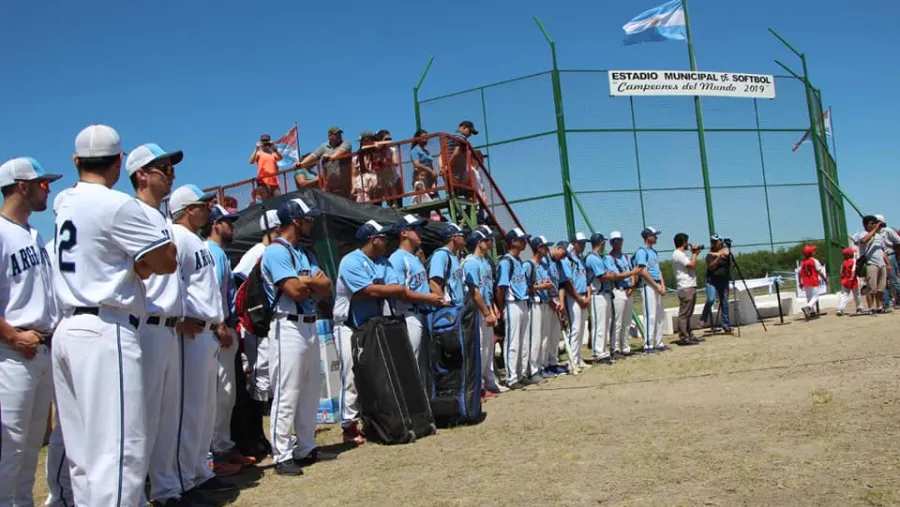Villaguay inauguró su diamante en homenaje a los campeones mundiales y panamericanos