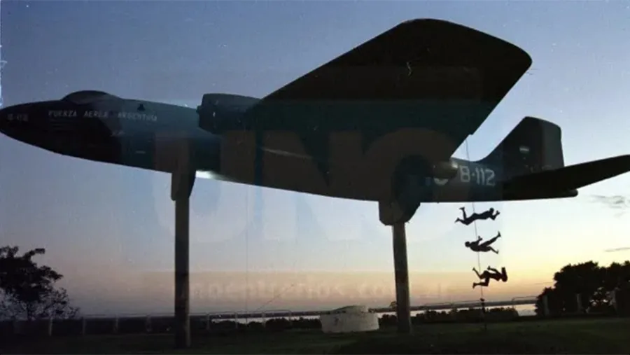 En 2005, familiares de víctimas de la dictadura realizaron una intervención en Paraná; para representar los vuelos de la muerte.