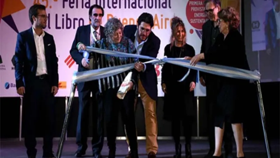 Avelluto junto a Rita Segato, cortando el listón inaugural de la Feria del Libro 2019