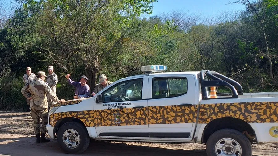 Los animales estaban en un campo vecino, que pasaron -se presupone- porque los alambrados estaban caídos.
