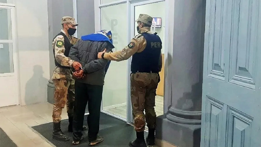 Los condenados cumplirán 5 años y 4 años y 6 meses de prisión por los delitos de abigeato doblemente agravado. Se dictó la orden de detención de un tercer sospechoso y se absolvió al restante. Los condenados cumplirán 5 años y 4 años y 6 meses de prisión por los delitos de abigeato doblemente agravado. Se dictó la orden de detención de un tercer sospechoso y se absolvió al restante.