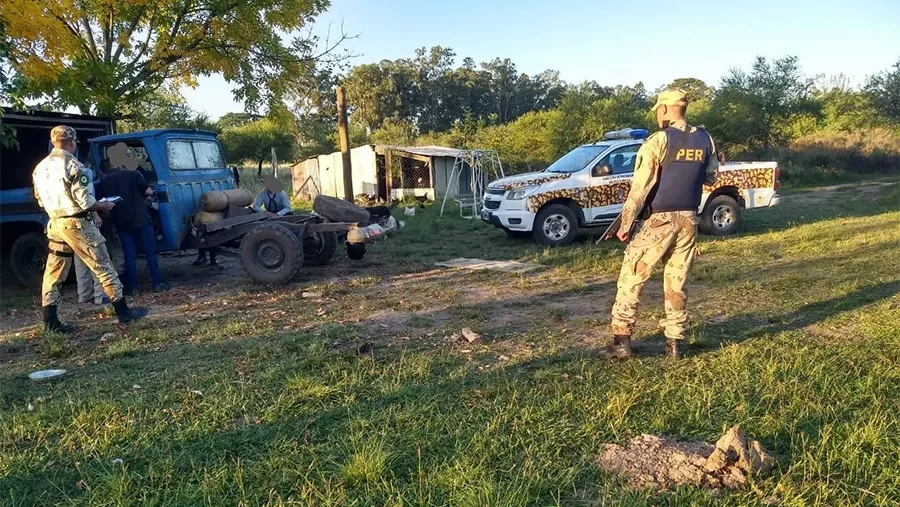En un allanamiento además de armas, secuestraron cigarrillos de marihuana y detectaron otras pruebas vinculadas con un hecho de abigeato.