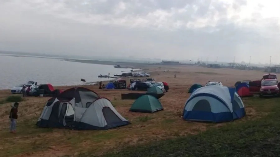 acampe hinchas de Colón