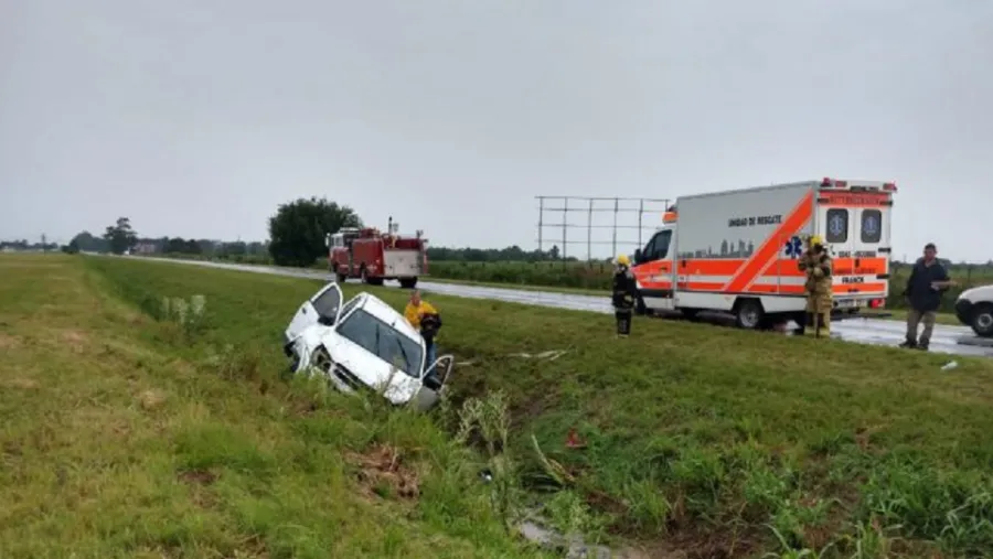 La camioneta terminó en un zanjón