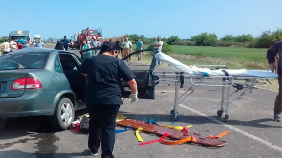 Murió una mujer tras el choque entre un auto y un camión en ruta 12