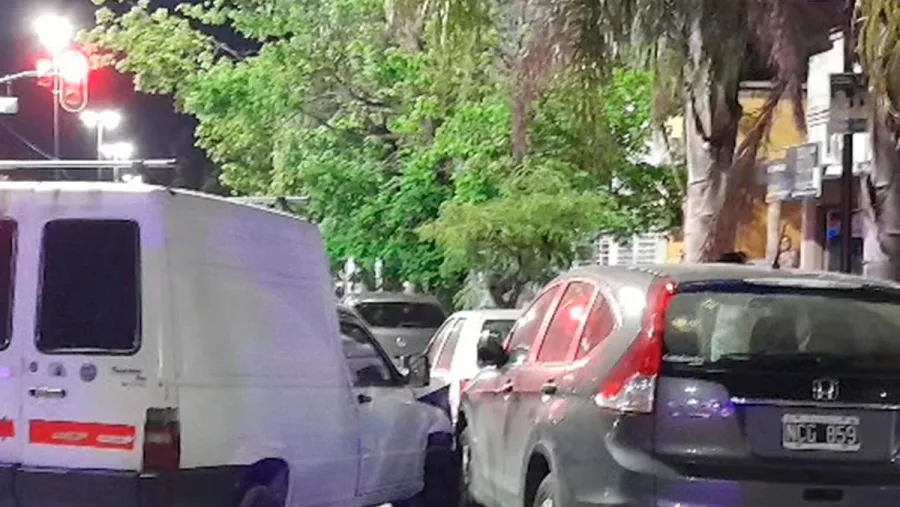 Un hombre falleció tras colisionar con un colectivo y dos autos en Paraná. 