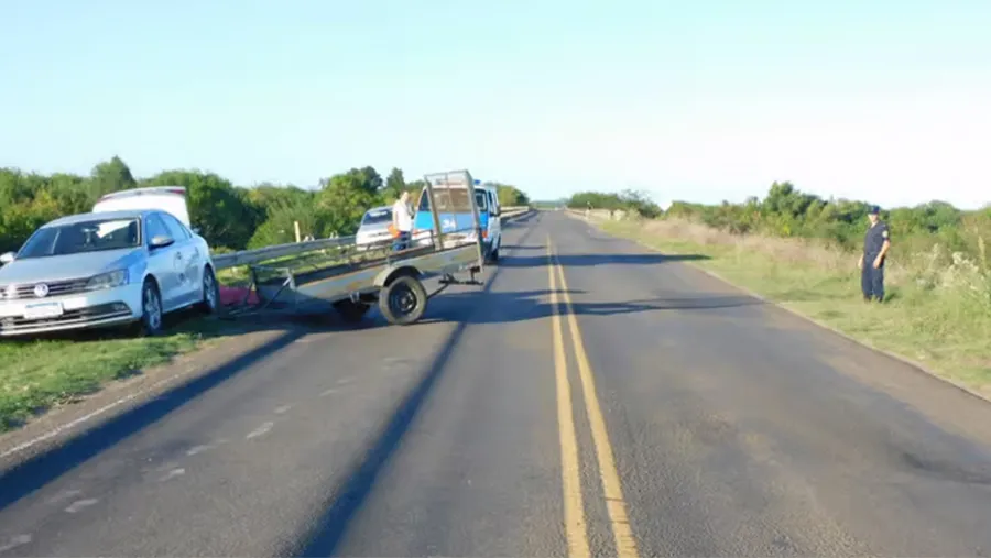 Un tráiler se desprendió de una camioneta y mató a una mujer que se encontraba pescando en el puente de la Ruta Nacional 136 en Gualeguaychú. Un tráiler se desprendió de una camioneta y mató a una mujer que se encontraba pescando en el puente de la Ruta Nacional 136 en Gualeguaychú.