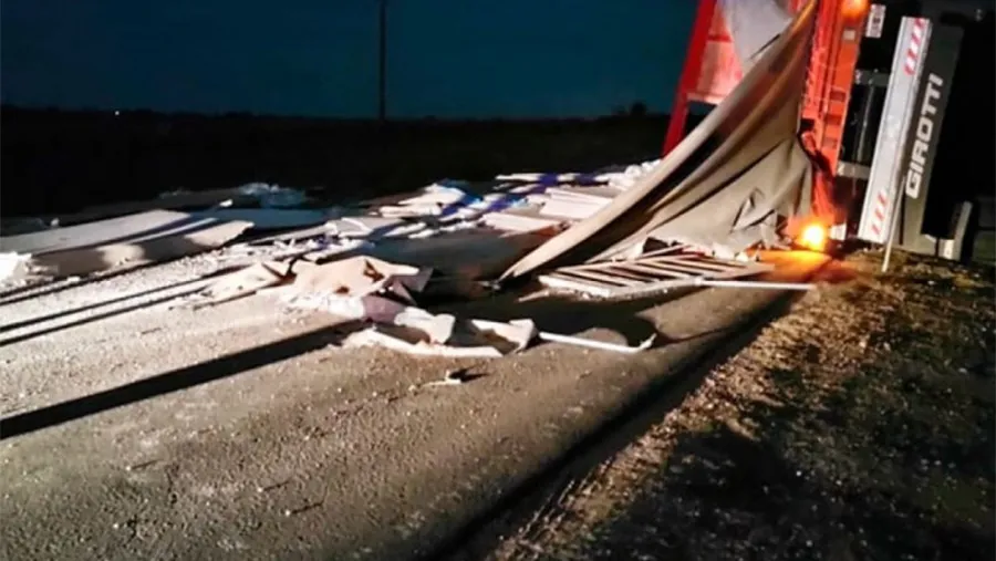 Un camión con acoplado volcó tras chocar con una moto y, lamentablemente, el motociclista falleció en el acto.