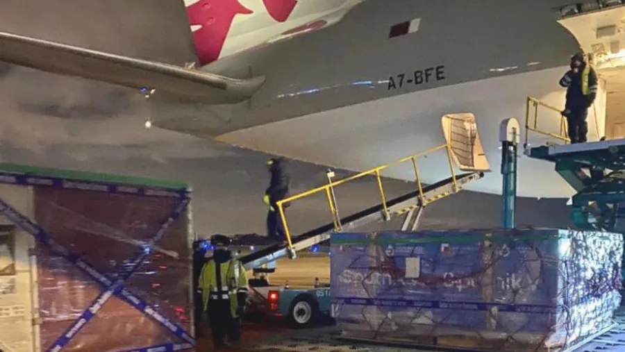 Sputnik V: llegaron 500 litros del principio activo para producir dosis del componente dos