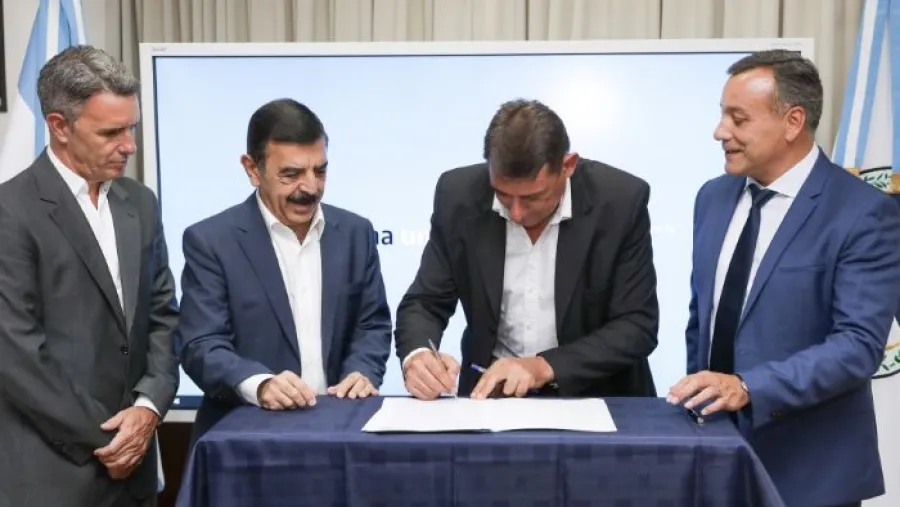 Firmaron el convenio para congelar tarifas del transporte por 120 días Firmaron el convenio para congelar tarifas del transporte por 120 días