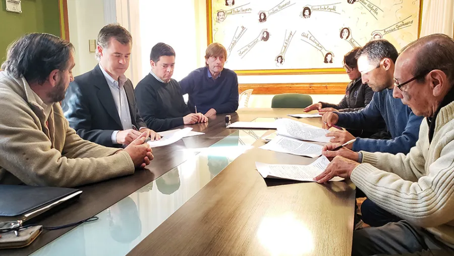 La familia Bossi y el DEM de Gualeguaychú llegaron a un acuerdo y no habrá desaolojo de los usurpadores. La familia Bossi y el DEM de Gualeguaychú llegaron a un acuerdo y no habrá desaolojo de los usurpadores.