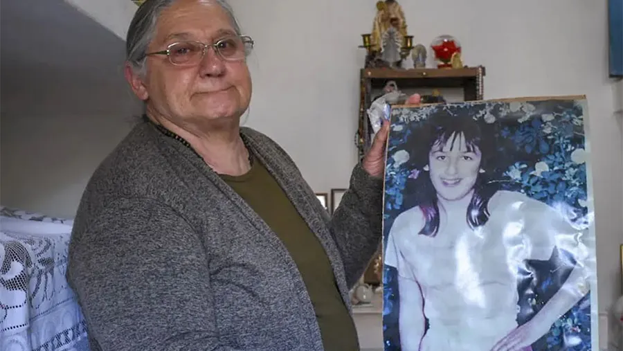 La madre de la adolescente cuyo crimen conmocionó al país exhibe todo su dolor cuando se van a cumplir 30 años de su muerte; dice que se trató del femicidio “más grande de Catamarca”.