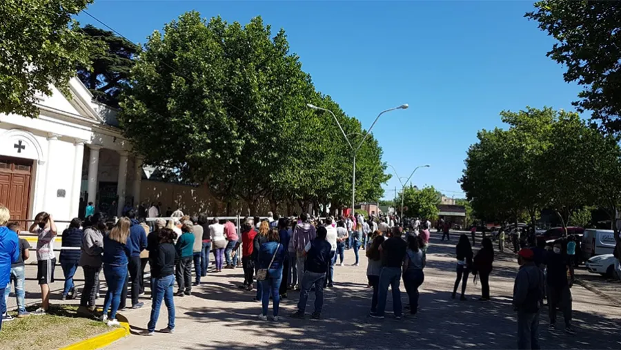 Una multitud salió al paso del cortejo fúnebre para despedir al intendente Federico Bogdan.