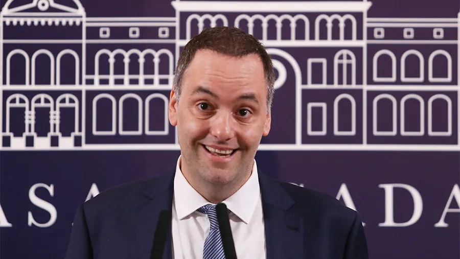 Manuel Adorni es el vocero presidencial y se jacta de los despidos en el Estado, mientras su hermano Francisco logró en menos de un mes pasar de cobrar 2,7 millones de pesos a cuatro millones de pesos mensuales.