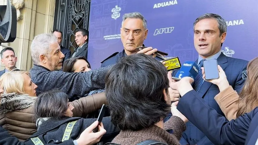 Guillermo Michel, director general de Aduana, informó el lunes sobre la denuncia y los allanamientos. Guillermo Michel, director general de Aduana, informó el lunes sobre la denuncia y los allanamientos.