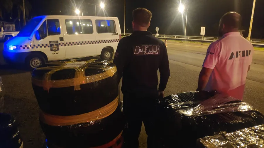 Aduana realizó un operativo en Concordia donde secuestró 200 neumáticos.