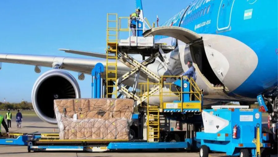 Partió el segundo de 10 vuelos de Aerolíneas para traer vacunas Sinopharm Partió el segundo de 10 vuelos de Aerolíneas para traer vacunas Sinopharm