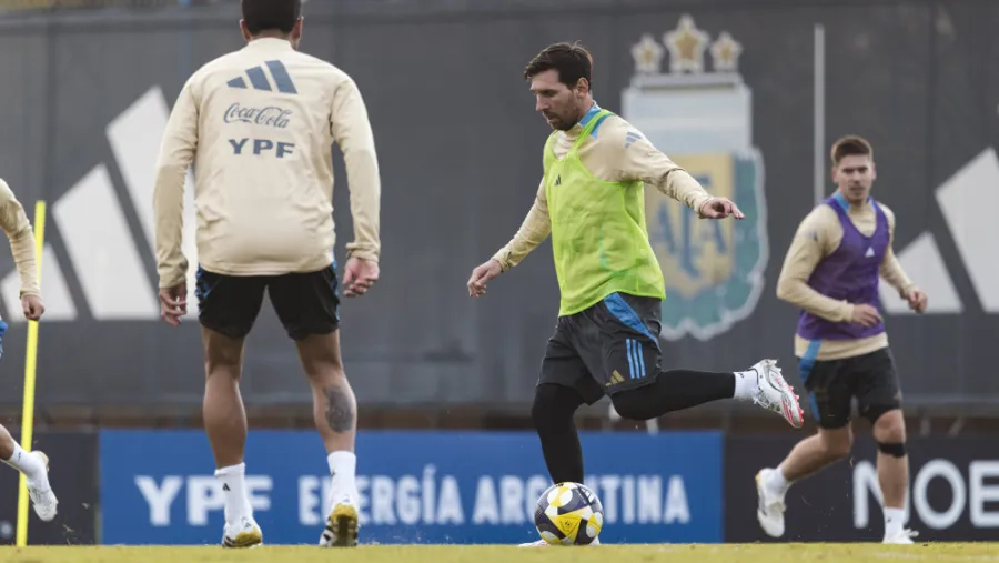 Scaloni analiza variantes ante las bajas del mediocampo: Almada y Paz disputan un lugar