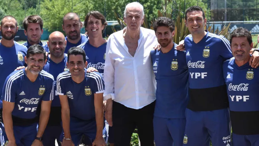 El paranaense Roberto Ayala se reunió junto a Lionel Scaloni con César Menotti en Ezeiza