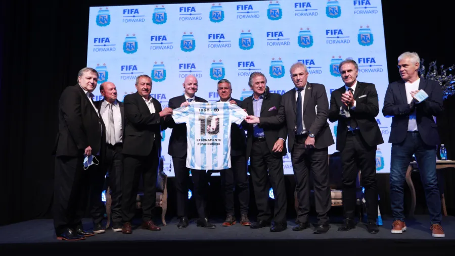 El gualeyo Burruchaga y otros campeones mundiales presenciaron la conferencia de Infantino