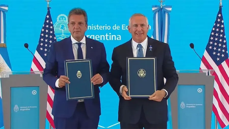 El ministro de Economía y el embajador de EEUU firmaron un acuerdo de información tributaria. El ministro de Economía y el embajador de EEUU firmaron un acuerdo de información tributaria.