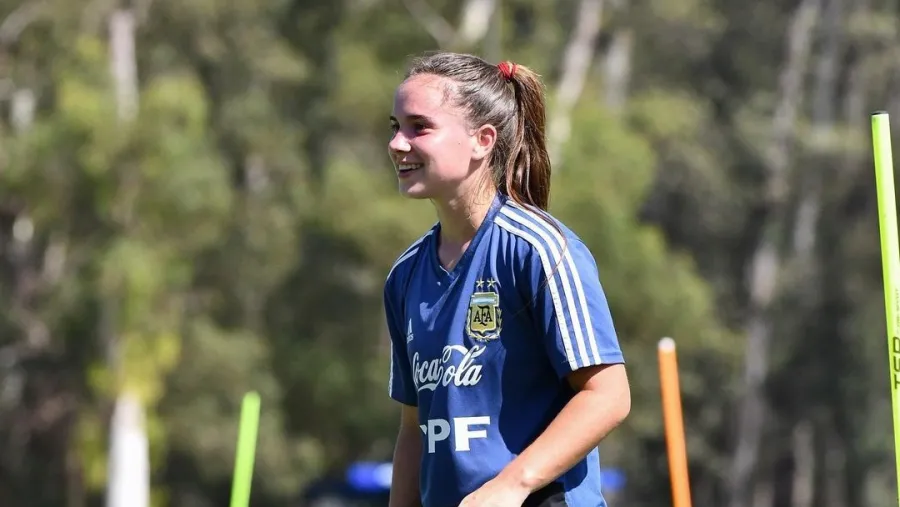 Fútbol: la entrerriana Agostina Holzheier entrena con la preselección argentina mayor