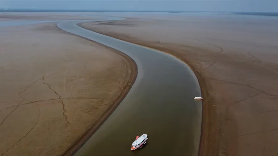 Sequía en la amazonia. Un barco navega por una sección del río Amazonas afectada por la grave sequía, cerca de Manacapuru, (Brasil).