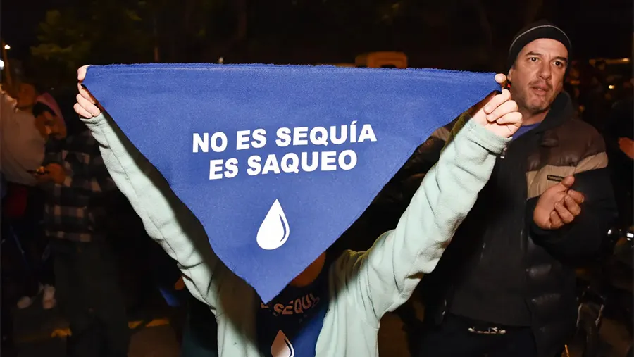 Las protestas se suceden en Montevideo ante la escasez de agua potable y una crisis hídrica sin precedentes. Las protestas se suceden en Montevideo ante la escasez de agua potable y una crisis hídrica sin precedentes.