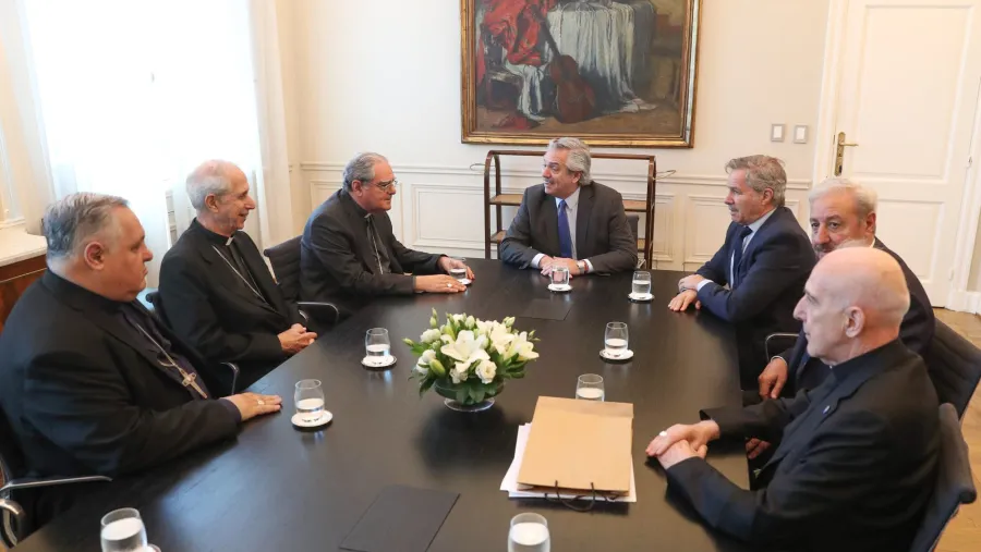 Fernández con autoridades de la Iglesia