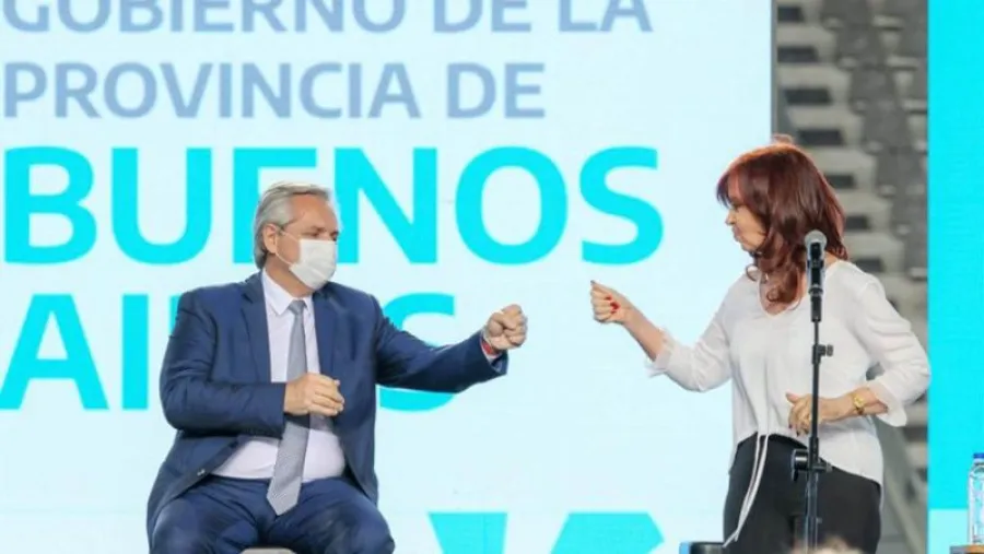 Alberto y Cristina saludo con el puño