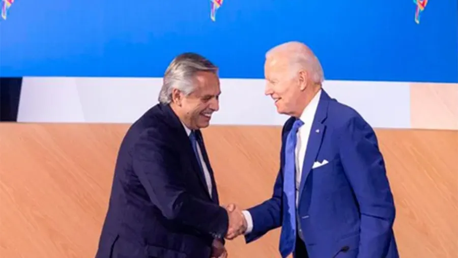 Alberto Fernández saluda a Joseph Biden durante la Cumbre de Las Américas.