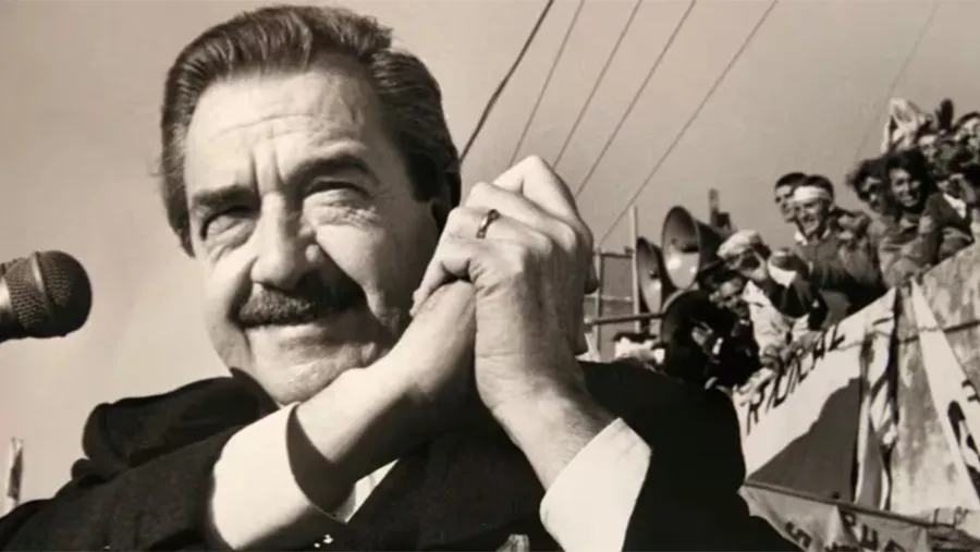 Raúl Alfonsín, el padre de la democracia. Raúl Alfonsín, el padre de la democracia.