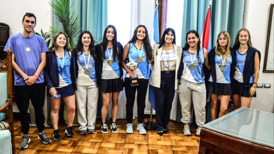 Tras consagrase en los Juegos Evita, las chicas de Rowing visitaron a la vicegobernadora