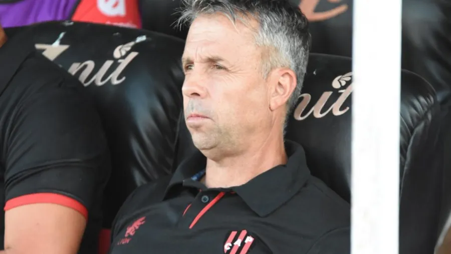 “El equipo tocó fondo”, reconoció el DT de Patronato tras la goleada en contra en Rosario