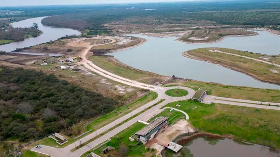 Imagen de archivo del emprendimiento inmobiliario fluvial Amarras, que ha destruido un humedal sobre el río Gualeguaychú. A pesar del paso del tiempo, todavía no se ejecuta la sentencia judicial que ordena restaurar lo dañado. Imagen de archivo del emprendimiento inmobiliario fluvial Amarras, que ha destruido un humedal sobre el río Gualeguaychú. A pesar del paso del tiempo, todavía no se ejecuta la sentencia judicial que ordena restaurar lo dañado.