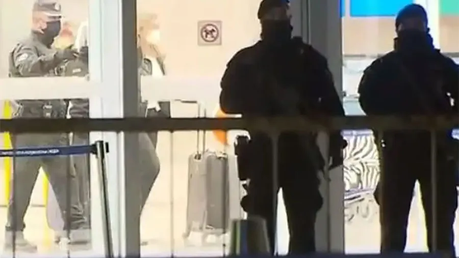 La movilización de la PSA en Ezeiza fue en relación a un avión de la línea Aeroméxico, que arribó al país cerca de las 22:30 de anoche.