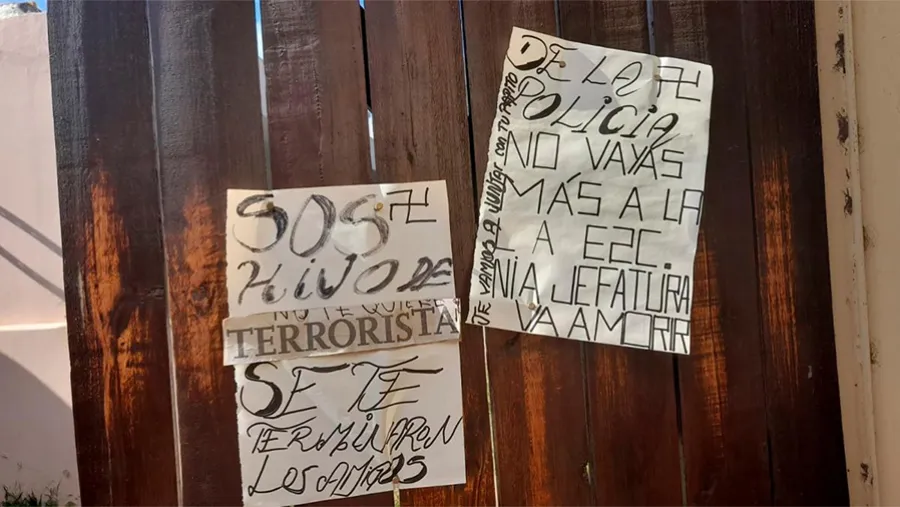 “Sos hijo de terrorista. Se te terminaron los amigos de la Policía”, “No vayas más a la escuela ni a jefatura. Vas a morir” y “Te vamos a juntar con tu papito”, se puede leer en fotos que fueron reproducidas por varios medios de comunicación. “Sos hijo de terrorista. Se te terminaron los amigos de la Policía”, “No vayas más a la escuela ni a jefatura. Vas a morir” y “Te vamos a juntar con tu papito”, se puede leer en fotos que fueron reproducidas por varios medios de comunicación.