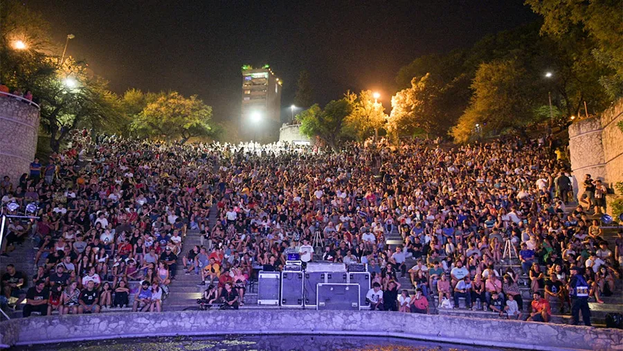El público adhirió de manera masiva a la propuesta del ciclo de Música que se realiza los sábados en el Anfiteatro.