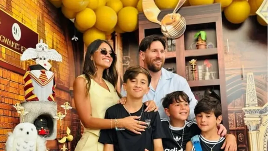 Antonela Rocuzzo y su familia: su marido Lionel Messi y sus hijos Thiago, Mateo y Ciro. 