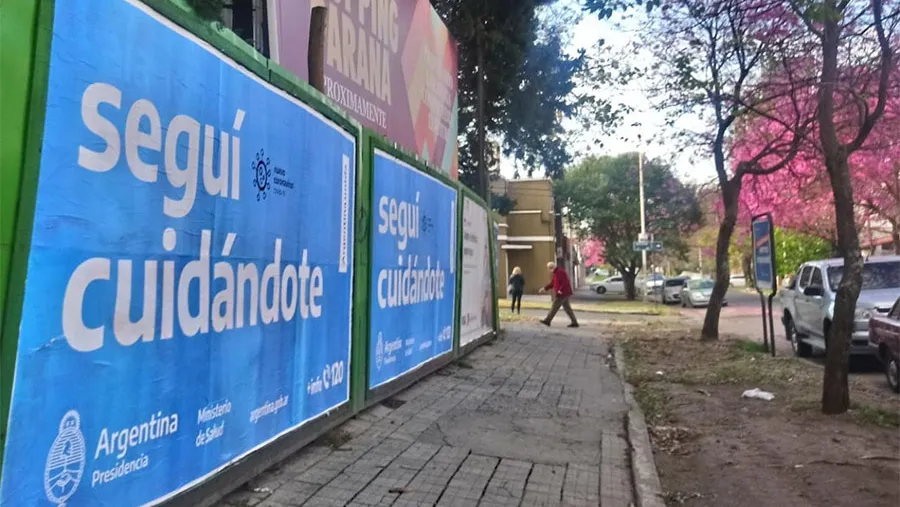 Está permitidas las reuniones sociales en domicilios particulares de hasta 10 personas si se realizan en espacios interiores, y de hasta 20 personas si se realizan al aire libre.