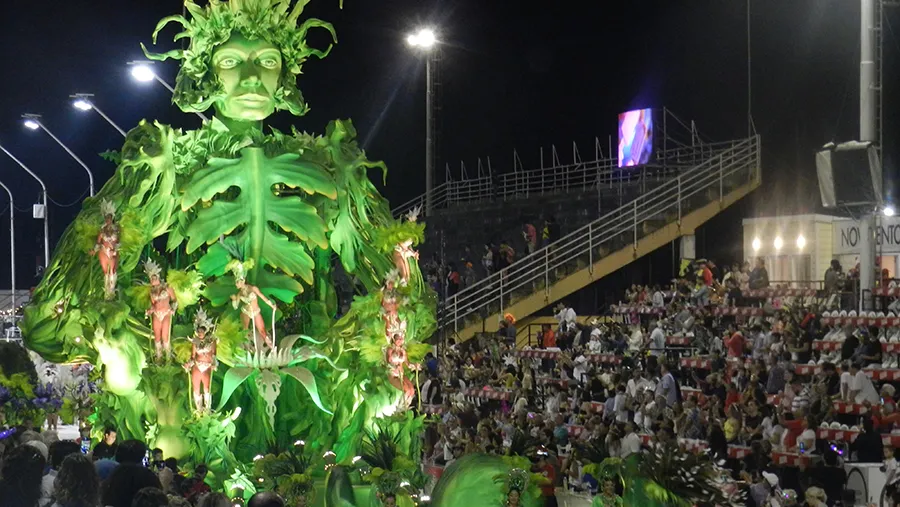 Marí Marí (Club Central Entrerriano) abrió la novena y anteúltima noche del mejor Carnaval del País. Marí Marí (Club Central Entrerriano) abrió la novena y anteúltima noche del mejor Carnaval del País.