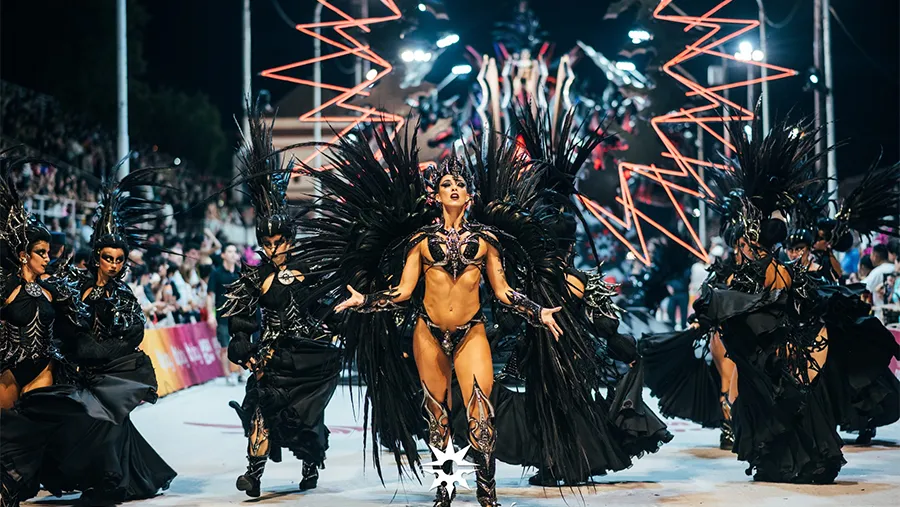 La comparsa Marí Marí del Club Central Entrerriano abrirá esta última noche del Carnaval del País. La comparsa Marí Marí del Club Central Entrerriano abrirá esta última noche del Carnaval del País.