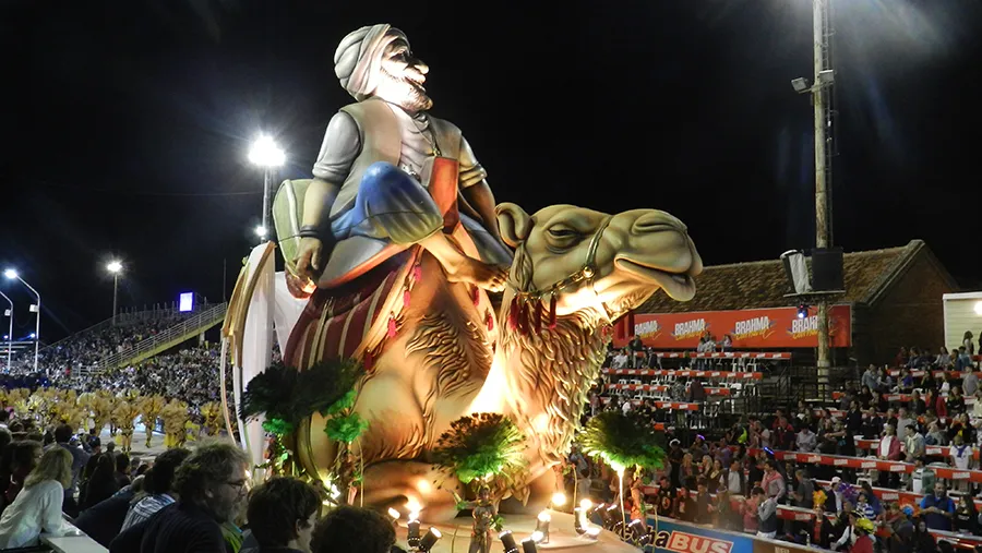 Kamarr (Centro Cultural Sirio Libanés) fue la encargada de abrir la quinta noche en el Corsódromo “José Luis Gestro”.