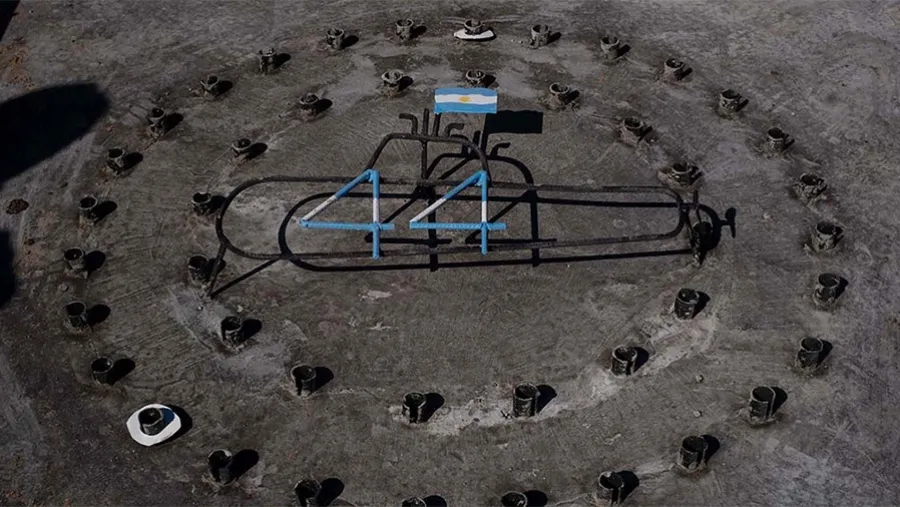 El memorial, emplazado sobre la avenida Patricio Peralta Ramos, frente al puesto de guardia de terminal marítima en la que amarraba el buque, está conformado por una réplica que fue descubierta, construida en granito negro.