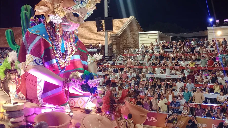 Ará Yeví inauguró la cuarta noche en el Corsódromo de Gualeguaychú. Y el Carnaval del País fue presenciado por casi 20 mil personas, de acuerdo al área de Prensa del espectáculo.