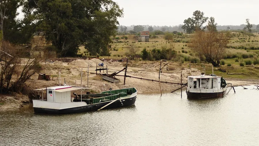 Imagen de archivo de dos barcos areneros de la empresa Arenera Vita sobre el río Gualeguay.