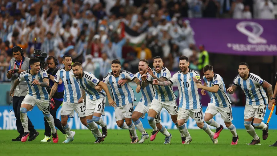 Con sufrimiento y por penales, Argentina se metió entre los cuatro mejores del Mundial