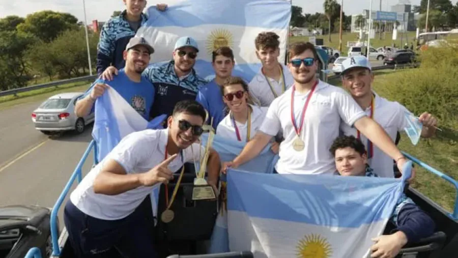 Softbol: los paranaenses campeones del Panamericano U23 llegaron a la capital entrerriana